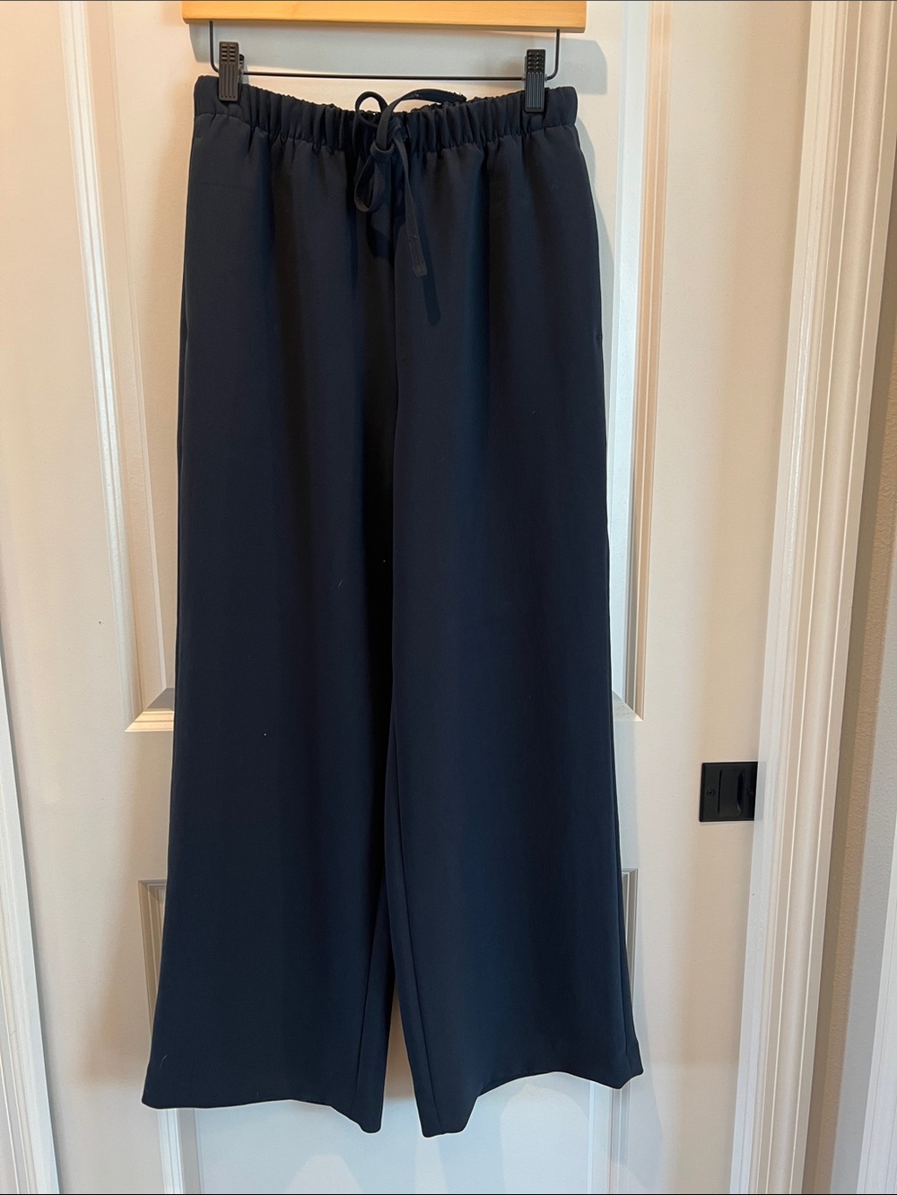 Aritzia Crepette Lodge Pant in "Dark Night Navy". Size Small.